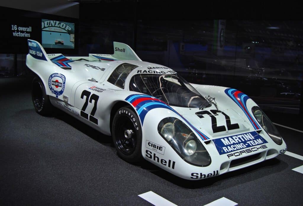 Martini Racing: Dieses Design in den Farben der italienischen Spirituosenmarke zierte seit den 1970er Jahren nicht nur Rennwagen der Marke Porsche und Lotus, sondern u.a. auch Lancias Rallye Autos und die Williams F1 Fahrzeuge von 2014 bis 2018